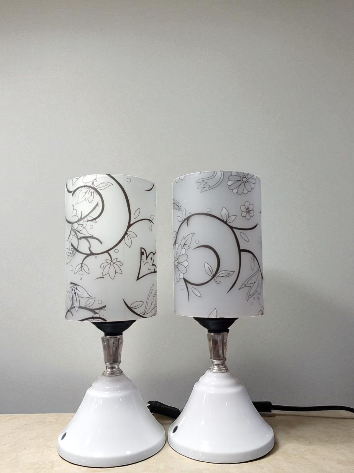 Elegant Floral Lamps: A Pair of Decorative Table Lights